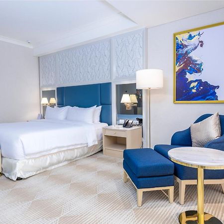 Royce Hotel & Casino Clark Field Extérieur photo
