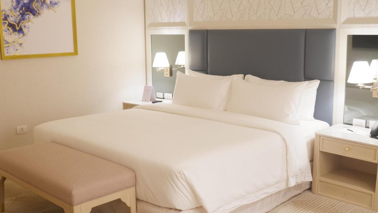 Royce Hotel & Casino Clark Field Extérieur photo