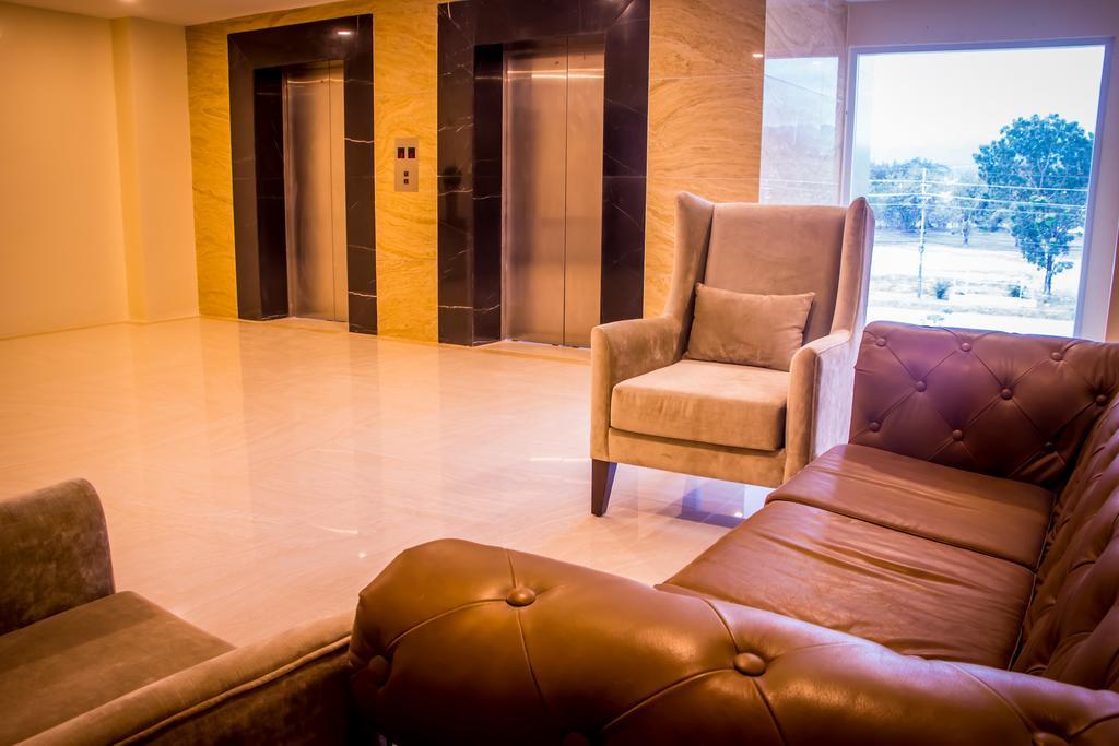 Royce Hotel & Casino Clark Field Extérieur photo