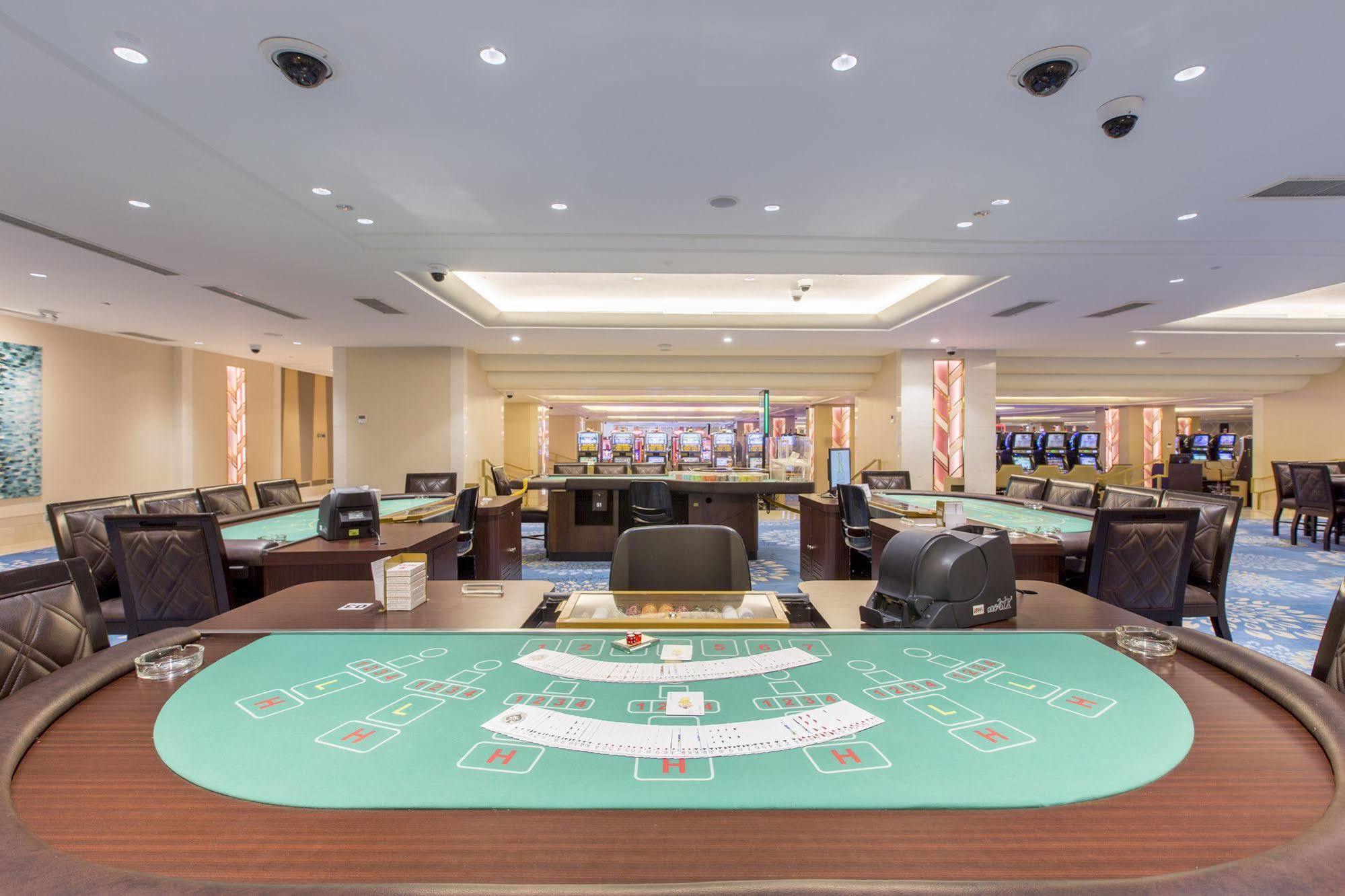 Royce Hotel & Casino Clark Field Extérieur photo